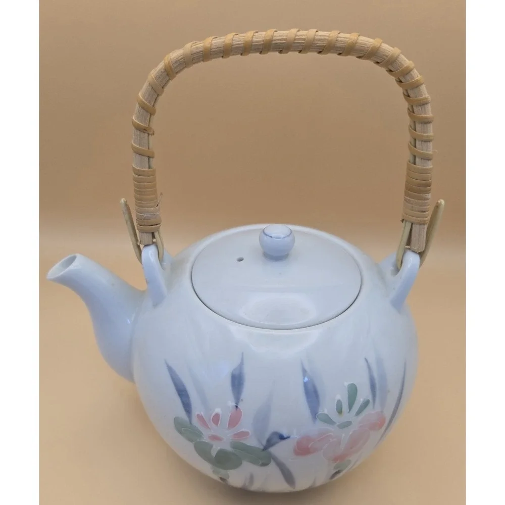 Tea Pot Floral Vintage  Made‎ In Japan With Lid And Wrapped Handle.